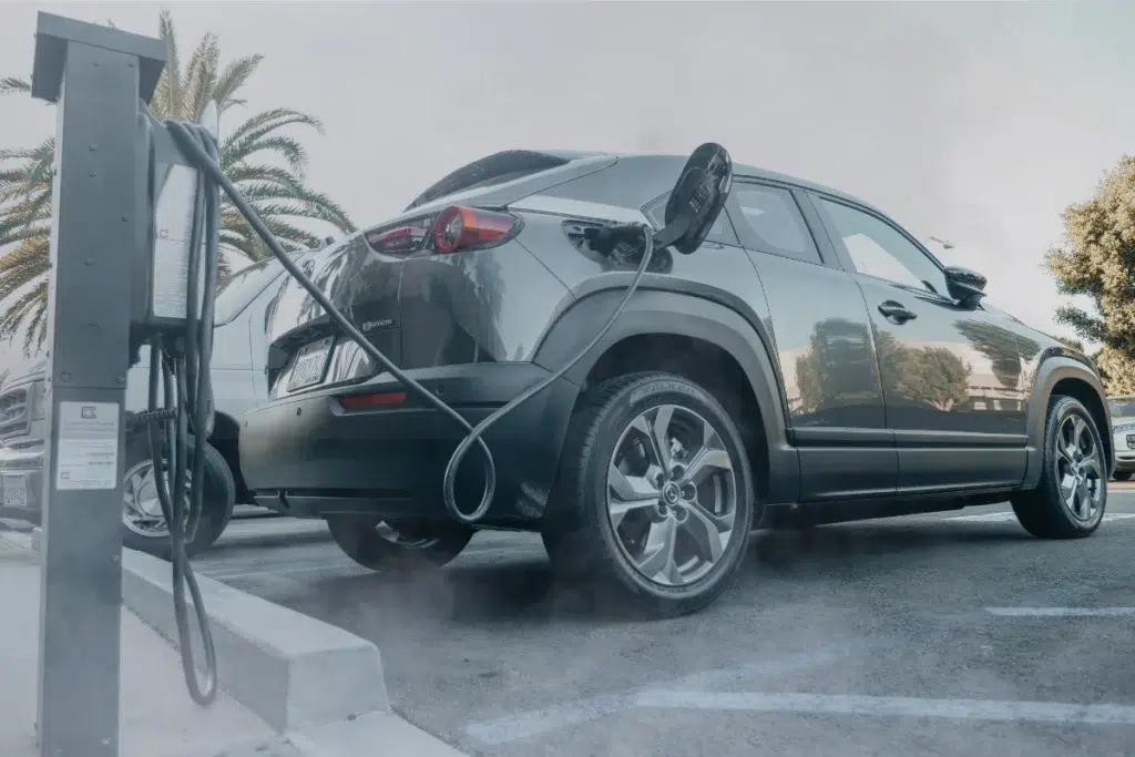 Voiture électrique qui émet des particules