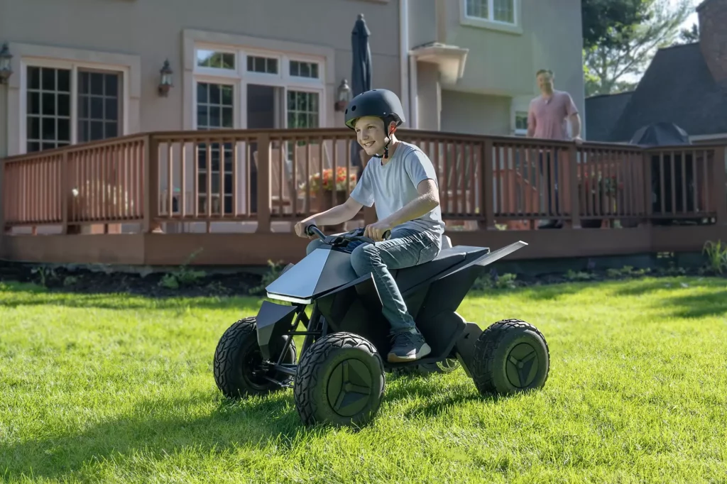 Tesla Cyberquad dans un jardin